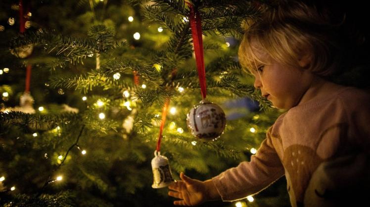 Die Kinderaugen leuchten, sobald die Christbaumkugeln hängen. Doch in diesem Jahr kann die Dekoration teuer werden.