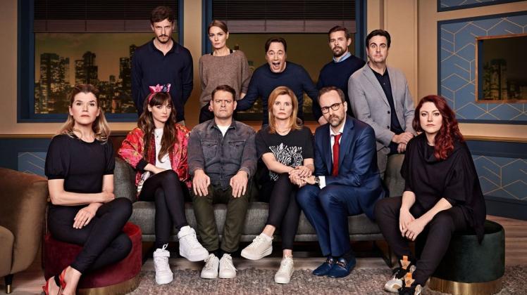 Der Cast für die neue Staffel "Last One Laughing" bei Amazon Video. Zehn deutsche Comedians müssen sich gegenseitig zum Lachen bringen, dürfen selbst aber nicht schmunzeln.