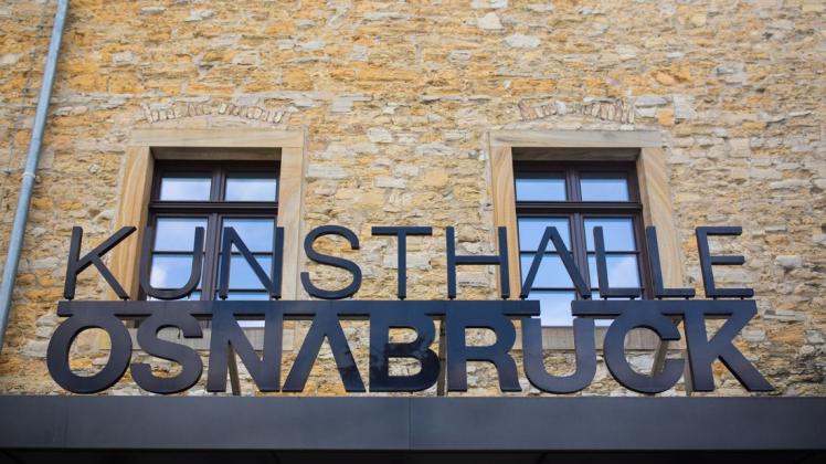 Unversehens im Fokus einer kommunalpolitischen Kontroverse: Die Kunsthalle Osnabrück, hier mit ihrem Schriftzug über dem Eingang. Foto: Michael Gründel