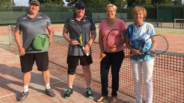Die Sieger des Oldendorfer Tennis-Doppelturniers: Detlef Siekmann und Markus Schröder sowie Melanie Meier und Liz Hegmann.