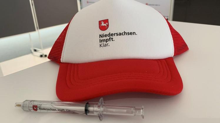 Mit Kugelschreibern in Spritzenform und Kappen: So wirbt das Land Niedersachsen fürs Impfen.