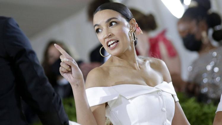 US-Politikerin Alexandria Ocasio-Cortez sorgte bei der Met Gala in New York mit ihrem Kleid für Aufsehen.