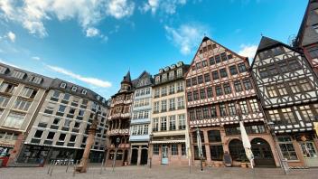 Frankfurt beeindruckt nicht nur mit modernen Hochhäusern, sondern auch mit historischen Fachwerkhäusern.