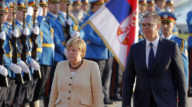 Aller militärischen Ehren wert: Bundeskanzlerin Angela Merkel bei ihrem Besuch in der serbischen Hauptstadt Belgrad mit Staatspräsident Aleksandar Vucic.