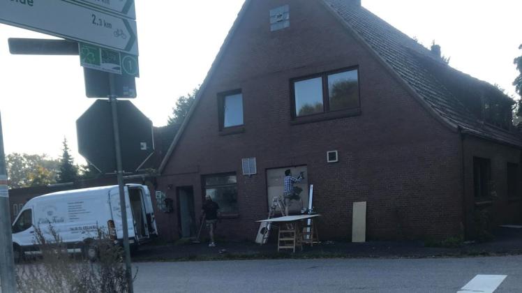 Endlich haben am Dienstag Handwerker mit den Sicherungsarbeiten am ehemaligen Schönemoorer Dorfkrug begonnen und zum Beispiel die eingeschlagenen Fensterscheiben abgedeckt.