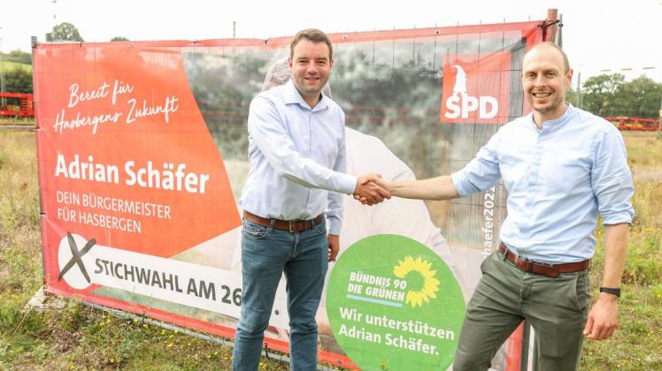 Adrian Schäfer (links) erhält vor der Stichwahl am 26. September Unterstützung von den Hasberger Grünen. Rechts im Bild Grünen-Kandidat Johann to Büren.