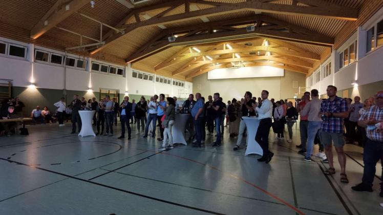 Gut gefüllt war die Sporthalle der Sankt-Martin-Grundschule am Sonntagabend bis nach 23 Uhr, als dann endlich das Endergebnis der Gemeinderatswahl feststand.