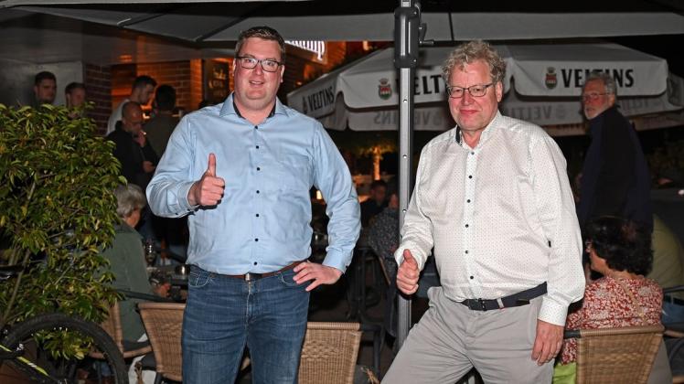 Den Wechsel haben sie hinbekommen: Klaus Menke (links) und Detert Brummer-Bange in der Wahlnacht.