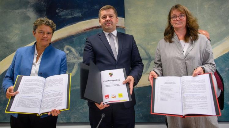 Die Landesvorsitzenden haben den Koalitionsvertrag in Sachsen-Anhalt besiegelt: Lydia Hüskens (FDP), Sven Schulze (CDU) und Juliane Kleemann (SPD).
