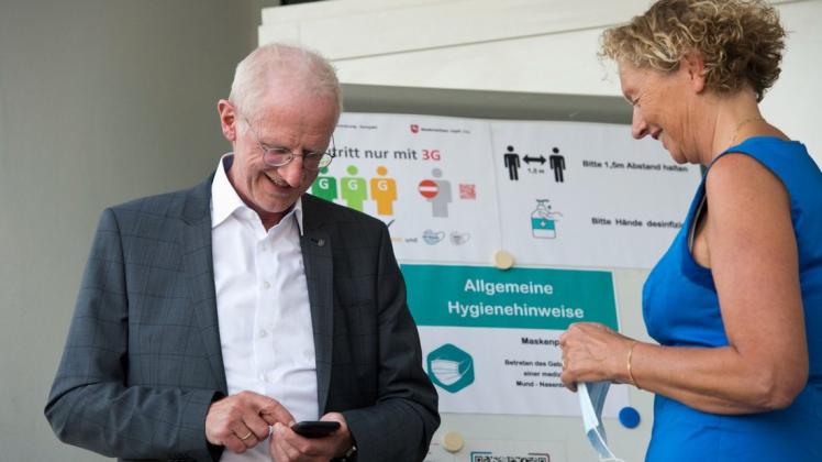 Belms Bürgermeister Viktor Hermeler, hier mit seiner Frau Jutta, zeigt sich über sein Wahlergebnis hoch zufrieden.