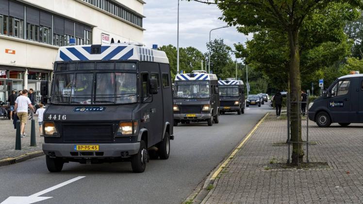 Die niederländische Polizei führte den ahnungslosen Briten ab. Symbolfoto