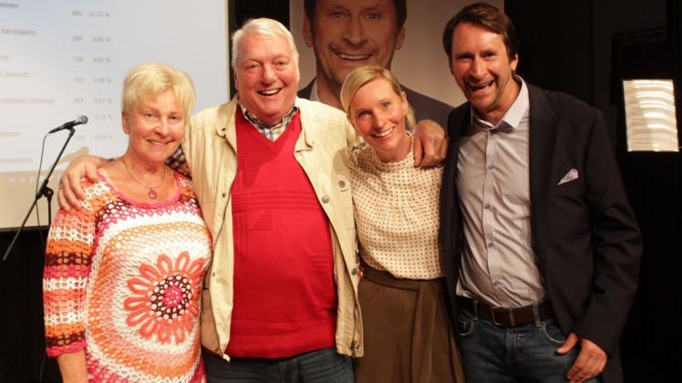 Nach dem Wahlsieg feierte Michael Bürgel (rechts) mit seiner Frau Tanja Krogmann-Bürgel (zweite von rechts) und seinen Schwiegereltern Monika (links) und Hans Krogmann. Nach dem Wahlsieg feierte Michael Bürgel (rechts) mit seiner Frau Tanja Krogmann-Bürgel (zweite von rechts) und seinen Schwiegereltern Monika (links) und Hans Krogmann.