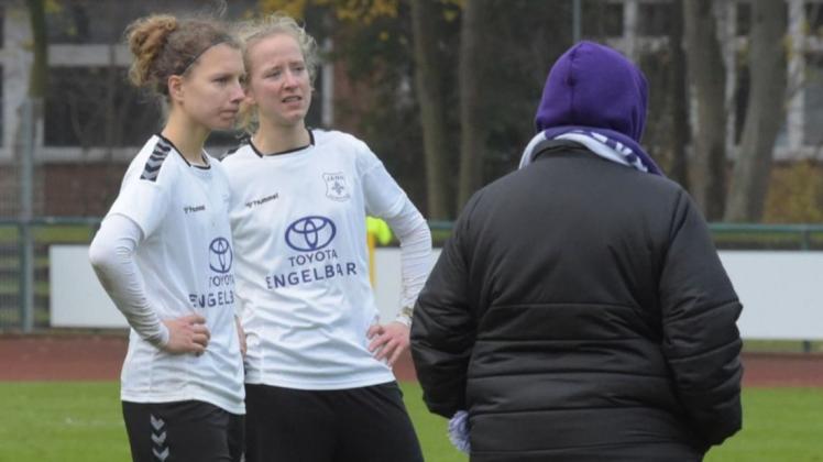 Spielten Remis beim VfL Jesteburg: Nathalie Heeren (links), Sandra Göbel und der TV Jahn Delmenhorst.