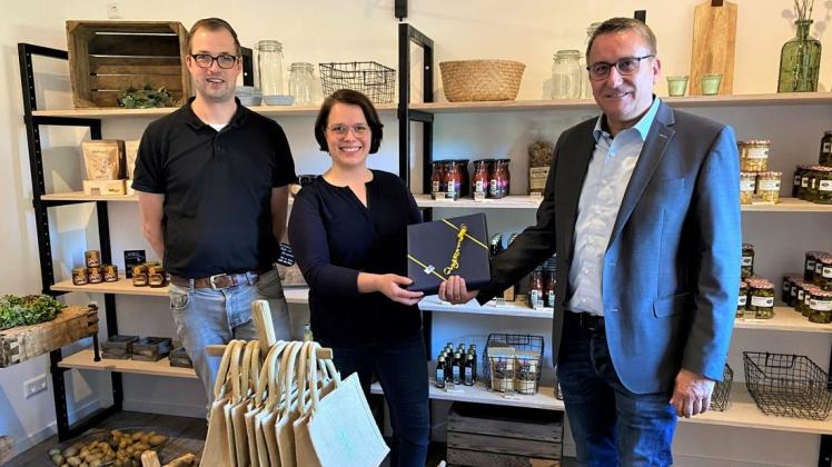 Zur Eröffnung ihres Hofladens "Hof.echt" gratulierte Bürgermeister Andreas Kaiser (rechts) den Inhabern Tobias und Katrin Theissing.