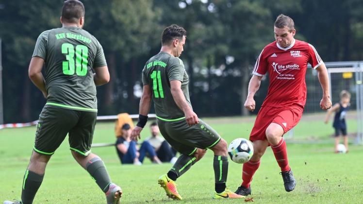 Duell zweier Torschützen: Ahmad Diab vom KSV Hicretspor (Mitte) und Marc Pleus vom VfL Stenum II. Duell zweier Torschützen: Ahmad Diab vom KSV Hicretspor (Mitte) und Marc Pleus vom VfL Stenum II.