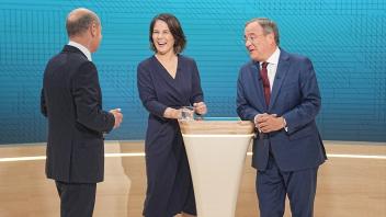 Kanzlerkandidat Olaf Scholz (SPD, l-r), Kanzlerkandidatin Annalena Baerbock (Bündnis90/Die Grünen) und Kanzlerkandidat Armin Laschet (CDU) stehen im Fernsehstudio.