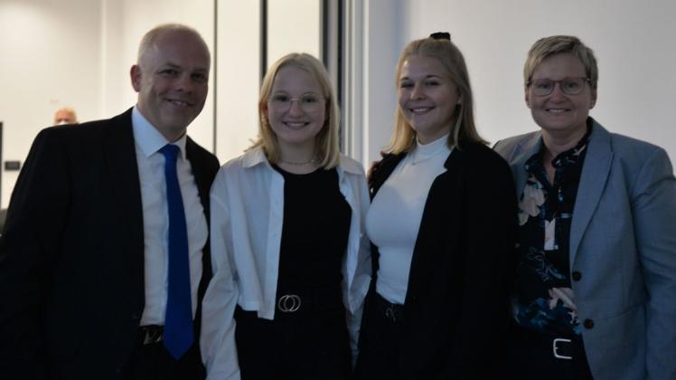 Eine glückliche Familie: Mit dem neuen Bürgermeister von Emsbüren Markus Silies freuten sich nach der Wahl (von links) seine Töchter Franziska und Hannah sowie Ehefrau Kerstin.