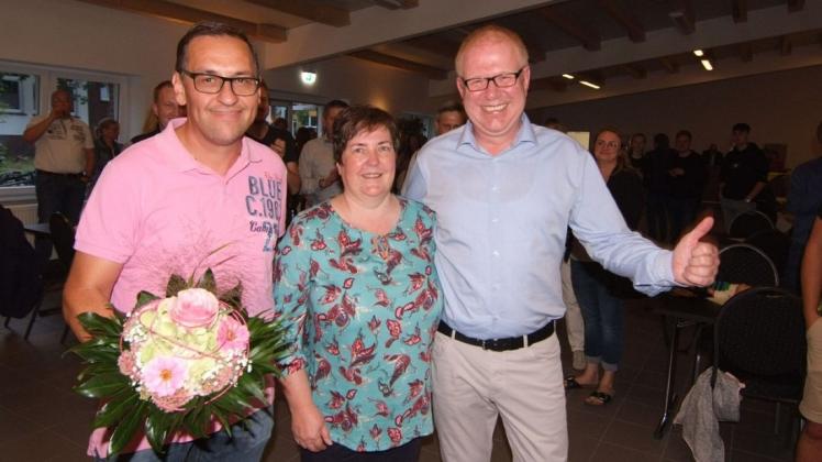 Jubel in der Mühlenbachhalle (von links): Torsten Keisker vom Vorstand der CDU Ostercappeln mit Melanie und Erik Ballmeyer.