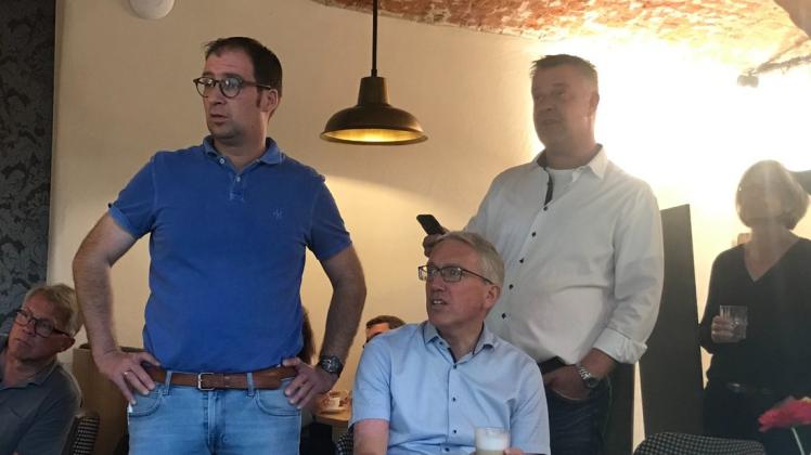André Winterberg, Martin Bäumer und Ralf Antons (von links) verfolgen gespannt die eingehenden Ergebnisse der Auszählung der Wählerstimmen im Café AdL.