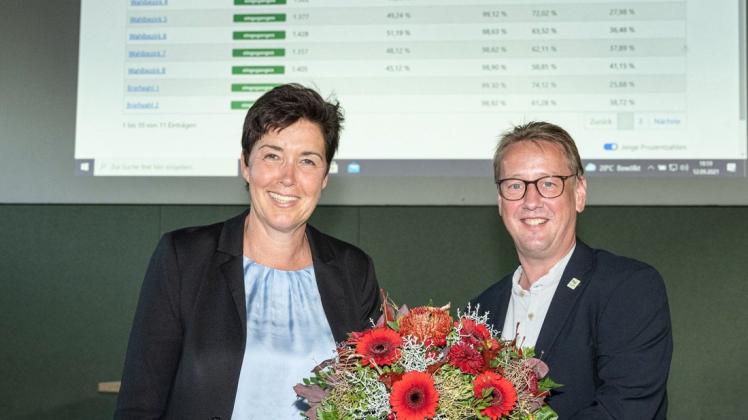 Blumen für die Wahlsiegerin Christine Möller: Der unterlegene SPD-Kandidat Uwe Sprehe gratulierte mit einem in rot gehaltenen Blumenstrauß.