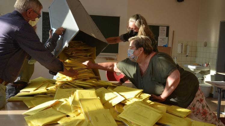 Auch die Auszählung der Briefwahlstimmen hat um 18 Uhr begonnen. Erst jetzt dürfen die einzelnen Stimmzettel aus den Umschlägen geholt werden.