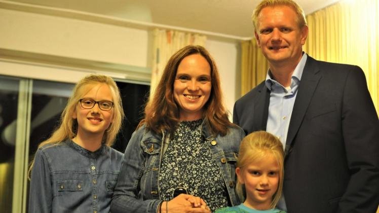 Über seine Wiederwahl zum Bürgermeister von Lengerich freut sich Matthias Lühn mit Ehefrau Christiane und seinen beiden Töchtern.