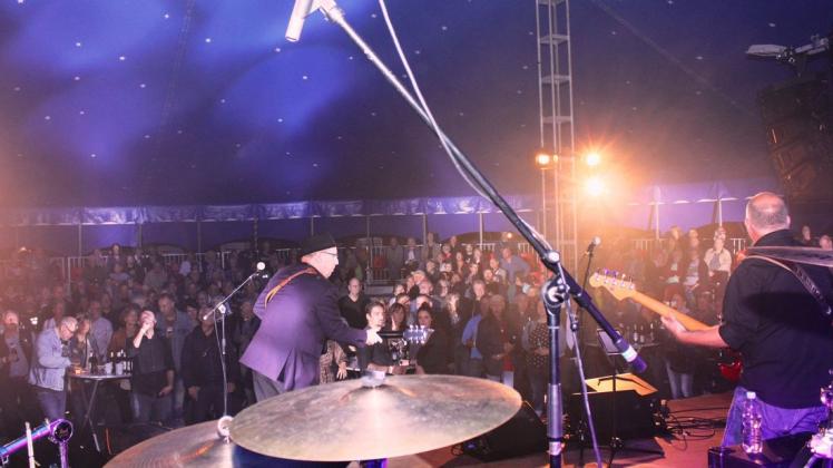 Allerfeinste Live-Musik begeisterte die Festivalbesuche unter dem Sternenhimmel im Twister Zirkuszelt beim „More (Moor) Music Festival“.