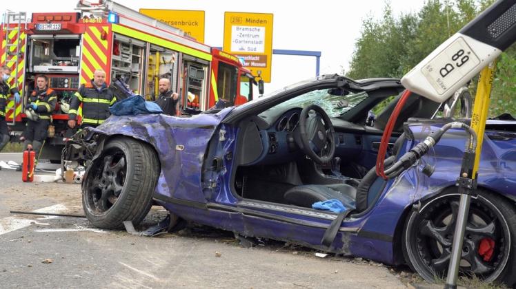 Jede Hilfe zu spät kam für den Fahrer dieses Mercedes Cabrios, der auf der Bundesstraße 68 zwischen Pente und Bramsche-Gartenstadt verunglückte.