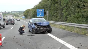 Für die Unfallaufnahme durch die Polizei und die anschließenden Bergungsarbeiten musste die Autobahn gesperrt werden. Autos, die noch auf der A33 standen, wurden einspurig an der Unfallstelle vorbeigeführt.
