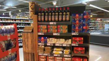 Draußen ist es noch relativ warm, aber es gibt sie wieder: Spekulatius, Glühwein, Lebkuchen und andere weihnachtliche Produkte in einem Osnabrücker Supermarkt.