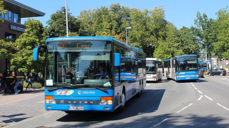 Jeden Mittag fahren nach Schulschluss am Mariengymnasium rund 20 Busse die Haltestelle vor dem Verlagsgebäude der Ems-Zeitung an - und das innerhalb von 15 Minuten.