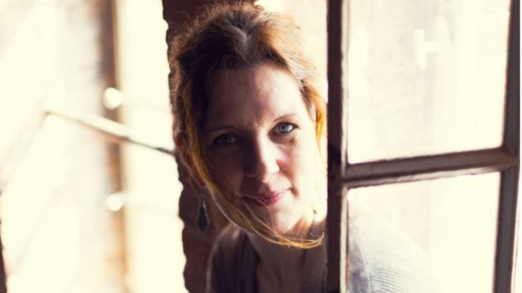 Mit ihrem Ende September 2021 erscheinenden ersten Album „Sangen“ gelingt der Songschreiberin, Pianistin und Sängerin Sabine Hermann eine ungewöhnliche Hommage an die Sprache ihrer Vorfahren. Mit ihrem Ende September 2021 erscheinenden ersten Album „Sangen“ gelingt der Songschreiberin, Pianistin und Sängerin Sabine Hermann eine ungewöhnliche Hommage an die Sprache ihrer Vorfahren.