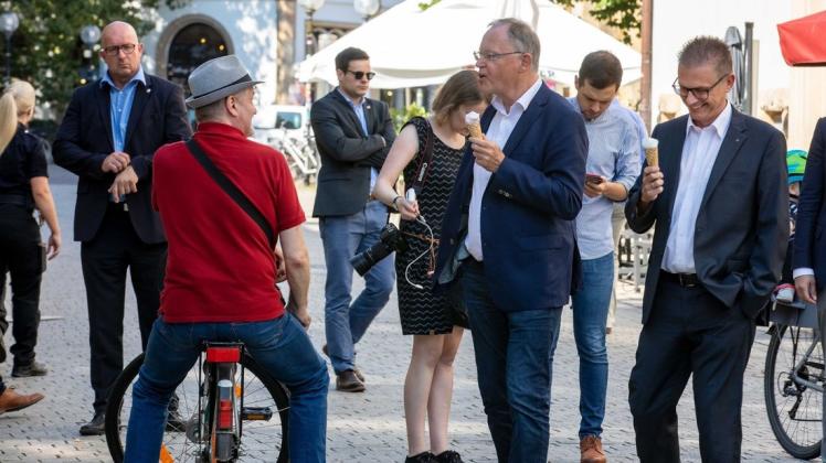 Auf ein Eis (und ein Wort) mit Stephan Weil (Mitte): Der niedersächsische Ministerpräsident war in Osnabrück zu Gast, um SPD-Oberbürgermeisterkandidat Frank Henning (rechts) zu unterstützen.