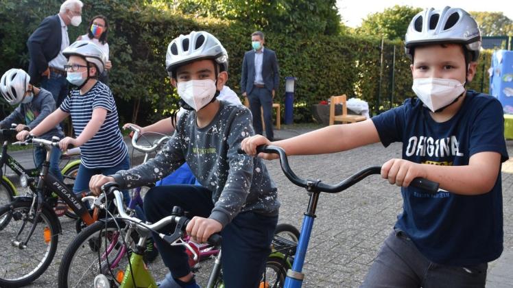 Egal, ob mit dem Roller oder per Fahrrad - die Kinder der Förderschule an der Steller Straße sind künftig mit Helm unterwegs.