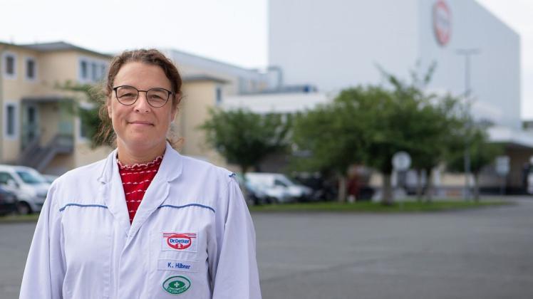 Erst die Ausbildung zur Fachkraft für Lebensmitteltechnik, später dann die erste Meisterin im Unternehmen: Katharina Hübner aus Melle arbeitet seit 35 Jahren bei Dr. Oetker.