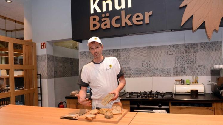 In seiner Schau- und Seminarbäckerei in Voltlage backt Biobäcker Markus Knuf auch vor Publikum.