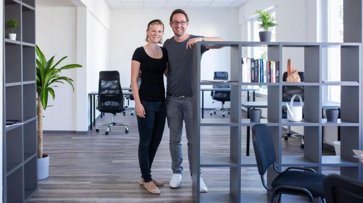 In ihrem Coworking Space "Modernchairs" an der Bremer Straße haben Vanessa und Patrick Reinemann noch Büros frei.