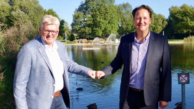 Freuen sich über einen gemeinsamen Förderbescheid aus Hannover: Bürgermeister Klaus Rehkämper (Bad Rothenfelde, links) und Bürgermeister Tobias Avermann (Bad Laer).