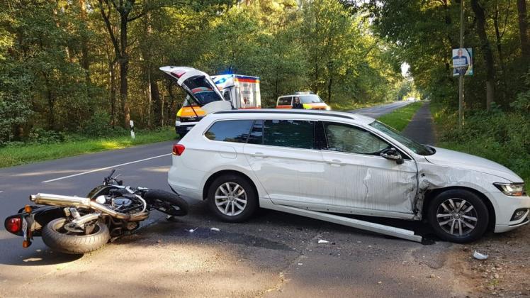 Ein Pkw und ein Motorrad sind am Mittwochnachmittag auf der Raffineriestraße in Lingen zusammengestoßen.