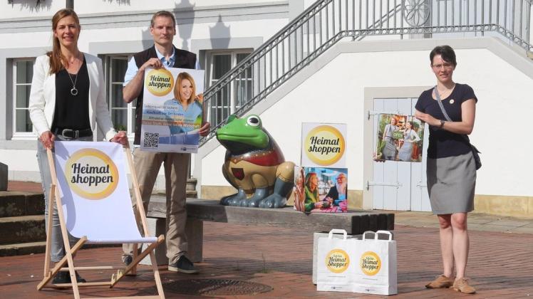 Werben für die Kampage "Heimat shoppen": (von links) Steffie Imholte, Christian Wüst (Initiative Quakenbrück) und Anja Thurm (IHK Osnabrück-Emsland-Grafschaft Bentheim)