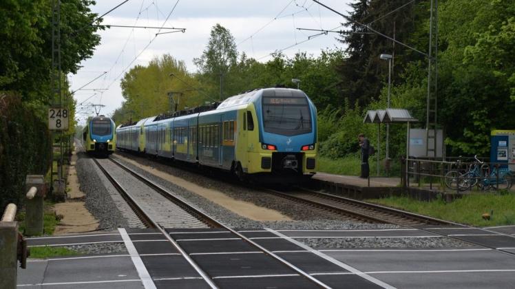 Kurz nacheinander halten die Züge aus Richtung Lingen und Richtung Meppen am Bahnhof Geeste in Osterbrock.