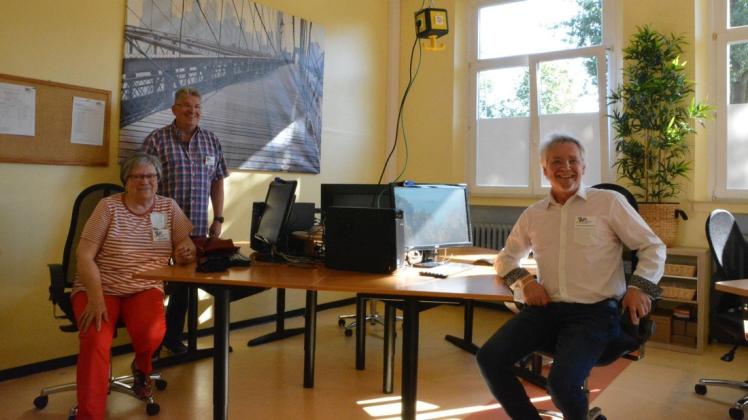 Freuen sich über die neuen Räume des Vereins „Senioren am Netz“: Vorsitzender Heiko Zimmermann (von rechts), zweiter Vorsitzender Lothar Wuth und Pressesprecherin Ingrid Heike.