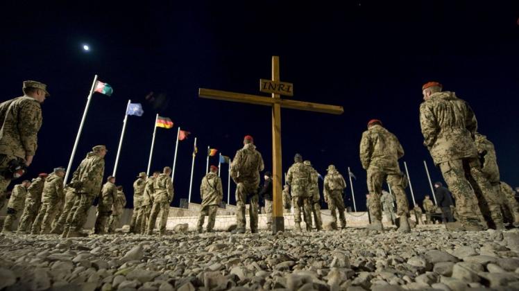 Gedenkfeier für einen Bundeswehr-Toten in Afghanistan. Wer hat was beschlossen, und warum? Damit spätere Historiker das untersuchen können, fordert ihr Verband eine Sicherung der Regierungsakten.