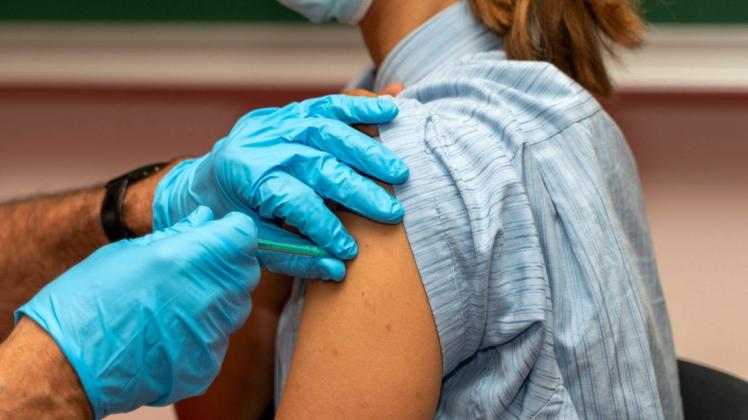 Spritze gegen die Infektion mit SARS-CoV-2: Wird die Impfung bald Voraussetzung für den Besuch in der Arztpraxis? (Symbolbild)