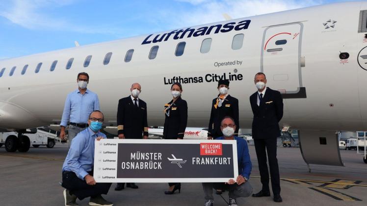 Die Crew des ersten Fluges vom FMO nach Frankfurt wurde auf dem Vorfeld von der FMO-Marketingabteilung begrüßt.