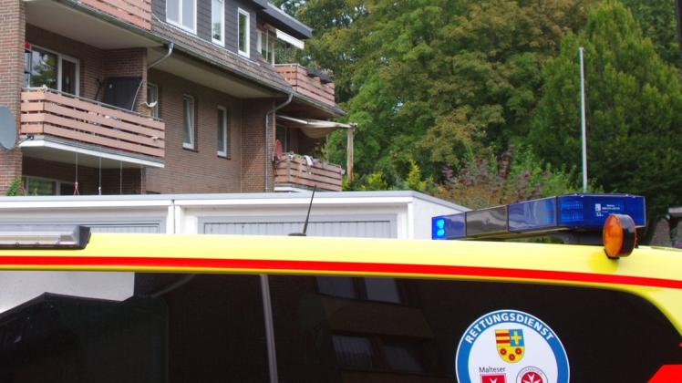 Rettungskräfte haben nach einem Brand durch Gasaustritt in Bookholzberg einen Jugendlichen und seine Nachbarin ins Krankenhaus gebracht.