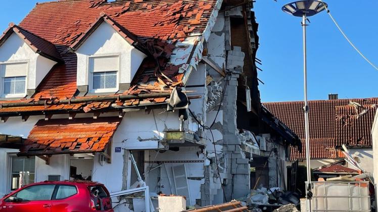 Nach der Explosion eines Wohnhauses ist das Nachbarhaus von Beschädigungen schwer gezeichnet.