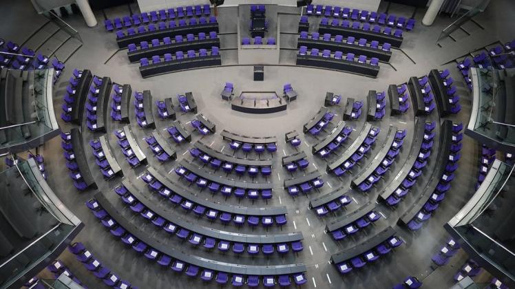 Für die nächsten vier Jahre werden am 26. September 2021 die Vertreter gewählt, die auf diesen Stühlen im Plenaarsaal des Deutschen Bundestages Platz nehmen.