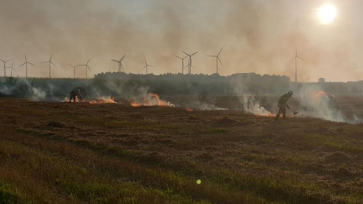 Ausgehend von der brennenden Rundballenpresse griff das Feuer auch auf das Feld über.