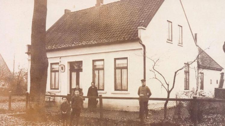 Im Jahr 1902 ist die Ganderkeseer Polizei in Falkenburg ansässig. In dem Neubau wurde damals auch ein Stall für das Dienstpferd eingeplant. Im Jahr 1902 ist die Ganderkeseer Polizei in Falkenburg ansässig. In dem Neubau wurde damals auch ein Stall für das Dienstpferd eingeplant.